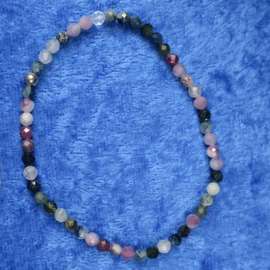 Rannekoru turmaliini monen värisiä 3mm viistehiottu siro