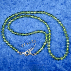 Helmet peridootti 4-5mm pituus 42-48cm 