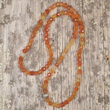 Rannekoru karneoli 4mm viistehiottu 19cm tuplarannekoru