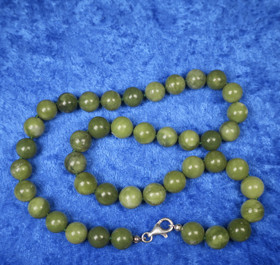 Helmet serpentiini 10mm solmitut 48cm, hopealukko