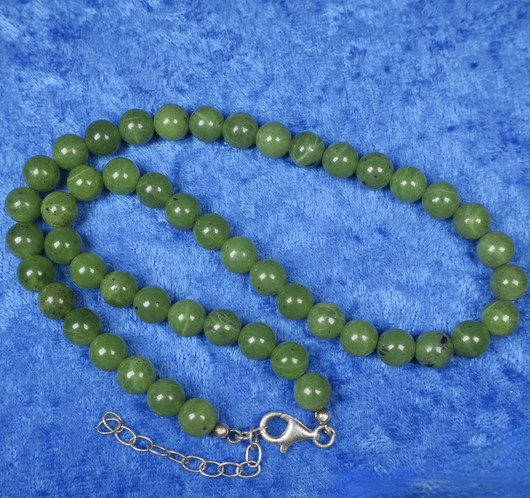 Helmet nefriitti 10mm, 48cm, hopealukko