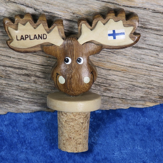 Viinipullonkorkki hirvi, sarvissa Suomen lippu ja Lapland
