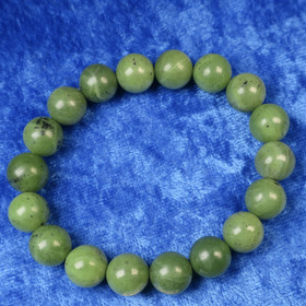 Rannekoru nefriitti 10mm 16cm, joustavassa silikoninauhassa