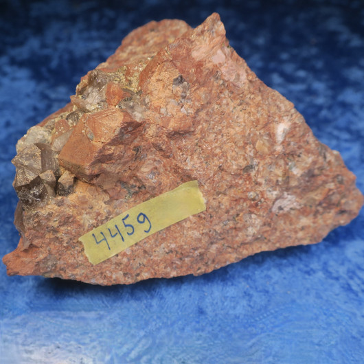 Kalimaasälpä ja savukvartsi 445g 110x65x55mm Uhlu Suomi Hi156R
