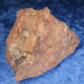 Kalimaasälpä ja savukvartsi 445g 110x65x55mm Uhlu Suomi Hi156R