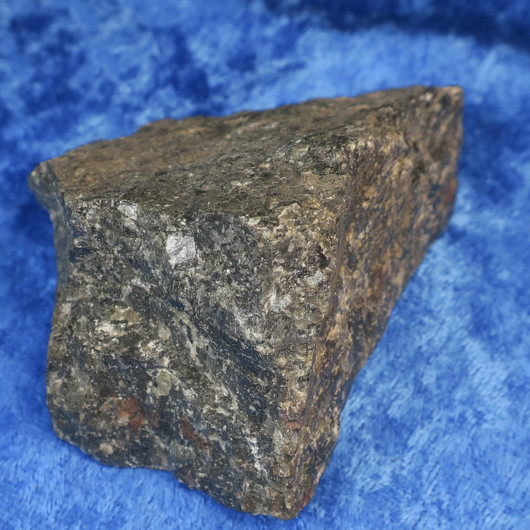 Spektroliitti raaka, sis granaattia 191g 80x65x40mm Ylämaa Suomi Hi53S