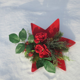 Ruusukimpussa punaisia tekoruusuja, 9cm varressa. Huopatähti 30cm