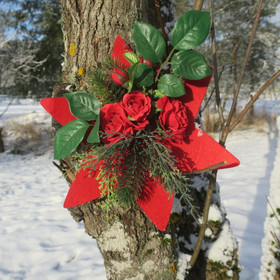 Ruusukimpussa punaisia tekoruusuja, 9cm varressa. Huopatähti 30cm