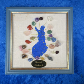 Taulu Suomen kartta johon merkitty kivillä korukiviesiintymiä 