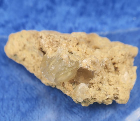 Kalsiitti keltaisia kiteitä matriksissa 35x25x15mm 9g Hi151h 