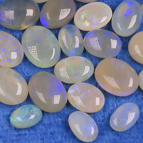 Kapussi jalo-opaali Australiasta. Koko näkyy valikon kuvassa.