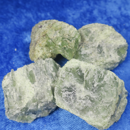 Oliviini peridootti raaka vihreä Hi159. Valitse koko 15-40g