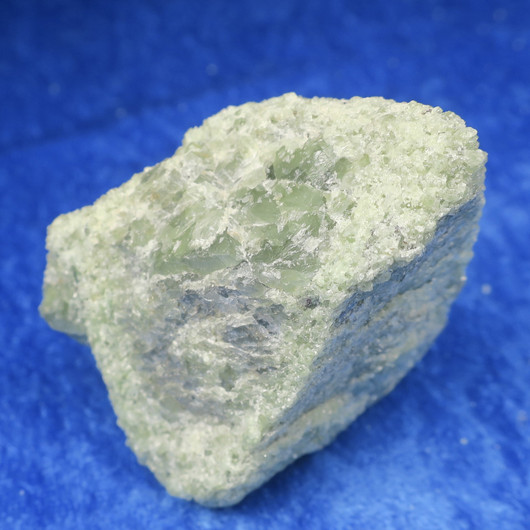 Peridootti oliviini raaka 121g 50x40x35mm, lepidoliittia Norja Hi159