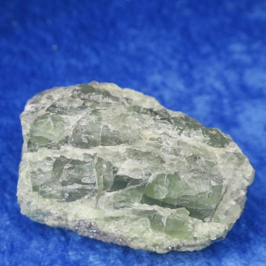 Peridootti oliviini raaka 88,7g 50x35x25, lepidoliittia Norja Hi159