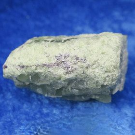 Peridootti oliviini raaka 88,7g 50x35x25, lepidoliittia Norja Hi159