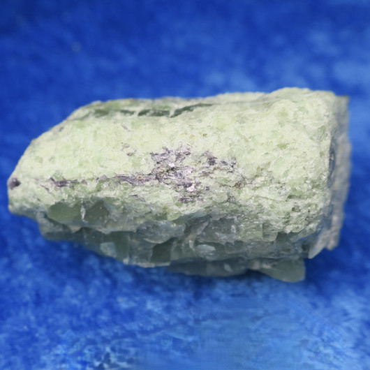 Peridootti oliviini raaka 88,7g 50x35x25, lepidoliittia Norja Hi159