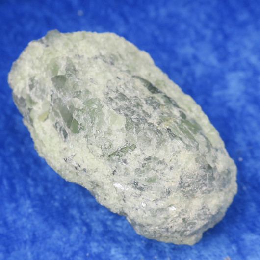 Peridootti oliviini raaka 88,7g 50x35x25, lepidoliittia Norja Hi159