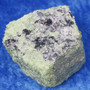 Peridootti oliviini raaka 88g 45x40x25mm, lepidoliittia Norja Hi159
