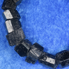 Irtohelmi musta turmaliini raaka, halkaisija noin 10-12mm