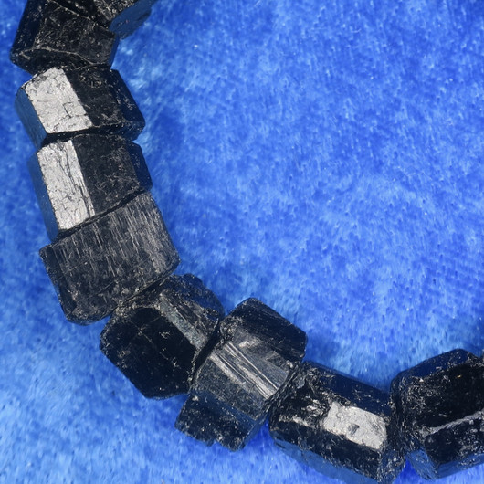 Irtohelmi musta turmaliini raaka, halkaisija noin 10-12mm