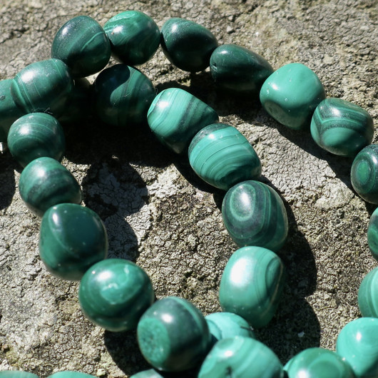 Malakiitti vihreä rumpuhiottu n. 10mm  irtohelmi