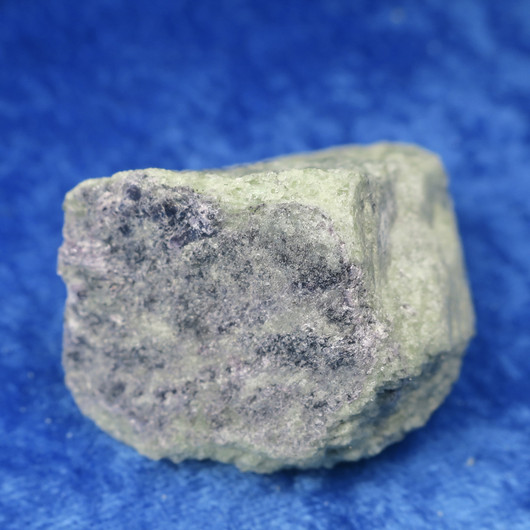 Peridootti oliviini raaka 86g 50x30x30mm, lepidoliittia Norja Hi159