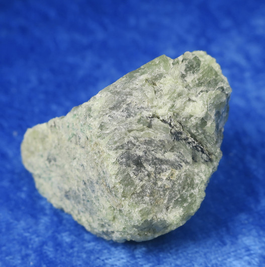 Peridootti oliviini raaka 51g 35x25x25mm  Norja Hi159