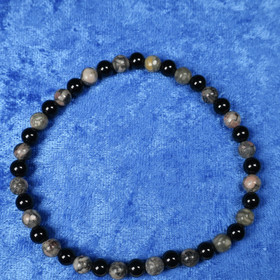 Rannekoru fossiilijaspis ja onyksi 6mm.  Valitse koko valikosta