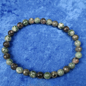 Rannekoru fossiilijaspis ja jade 6mm.  Valitse koko valikosta