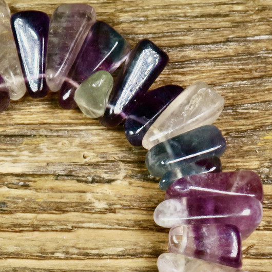 Fluoriitti kiilamainen violetti tai vihreä irtohelmi