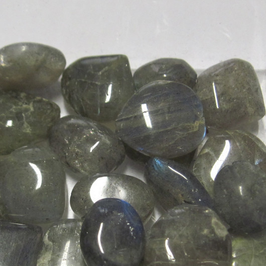 Labradoriitti monimuotoinen irtohelmi