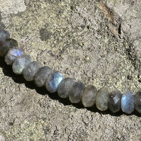 Labradoriitti viistehiottu 8x5mm irtohelmi 