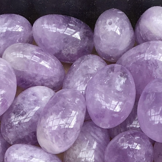 Ametisti vaalea violetti n. 20-24mm pitkä rumpuhiottu  irtohelmi