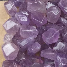 Ametisti vaalea violetti viistehiottu  n. 12-14mm pitkä irtohelmi