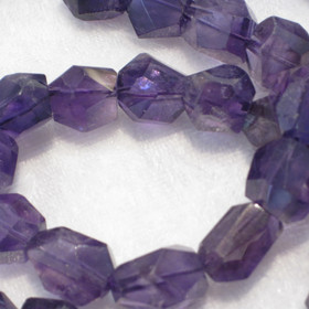 Ametisti tumma violetti viistehiottu  n. 12-14mm pitkä irtohelmi