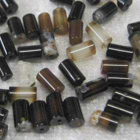 Akaatti musta-ruskea-vaalea 3x5mm putki irtohelmi