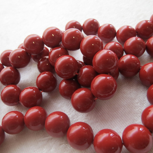 Helmiäinen 12mm joulunpunainen pinnoitettu irtohelmi