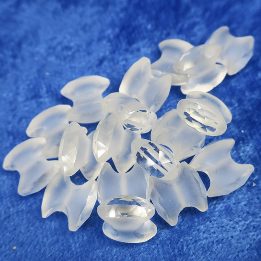 Vuorikide erikoinen viistehiottu ja mattaosa 10x10mm irtohelmi