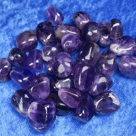 Ametisti tumma violetti rumpuhiottu noin 10mm irtohelmi