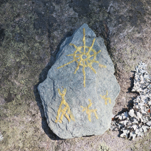 Shamaanikivi AURINKO, KOTA JA POROT  liuskekivi