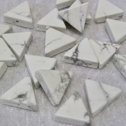 Magnesiitti valkoharmaa kolmio 14mm sivu, 5mm irtohelmi