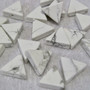 Magnesiitti valkoharmaa kolmio 14mm sivu, 5mm irtohelmi