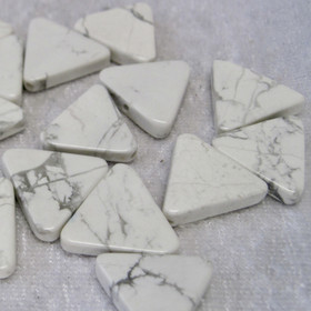 Magnesiitti valkoharmaa kolmio 18mm sivu, 4mm irtohelmi