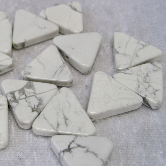 Magnesiitti valkoharmaa kolmio 18mm sivu, 4mm irtohelmi