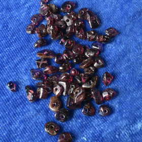 Irtohelmi almandiini granaatti tummanpunainen sipsihelmi