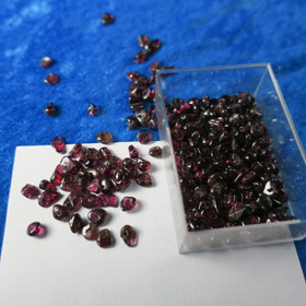 Irtohelmi almandiini granaatti tummanpunainen sipsihelmi