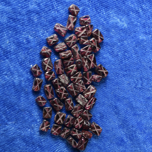 Irtohelmi almandiini granaatti pieni tummanpunainenx-helmi