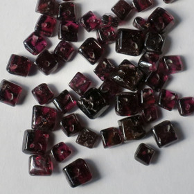 Irtohelmi almandiini granaatti tummanpunainen pieni kulmikas 