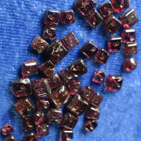 Irtohelmi almandiini granaatti tummanpunainen pieni kulmikas 