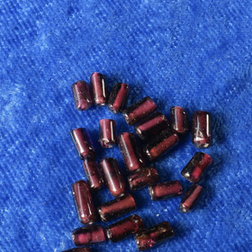 Irtohelmi almandiini granaatti tummanpunainen pieni putki 3mm